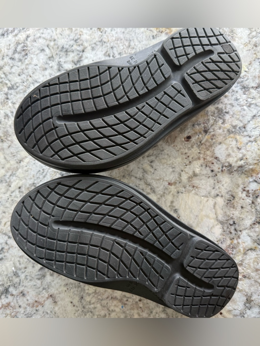 Women’s Oofos Recovery BOOahh Platform Sandal in Black, Size 8 - Picture 5 of 6
